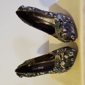 NWOT! Diva DNA Camouflage Fabric Pump Slip-On Heels